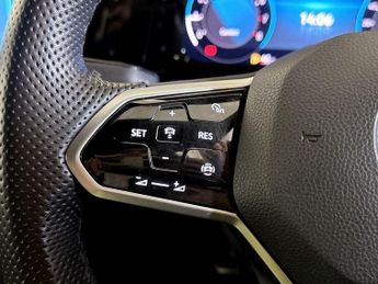 Volkswagen Golf 1.5 TSI R-Line Euro 6 (s/s) 5dr