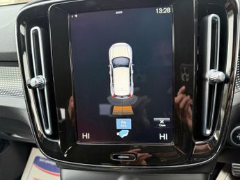 Volvo XC40 2.0 B4 MHEV R-Design SUV 5dr Petrol Hybrid Auto Euro 6 (s/s) (19