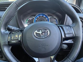 Toyota Yaris 1.5 VVT-h Excel E-CVT Euro 6 5dr (15in Alloy)