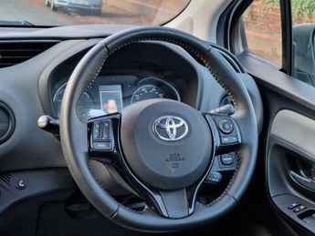 Toyota Yaris 1.5 VVT-h Icon Tech E-CVT Euro 6 (s/s) 5dr