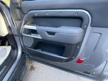 Land Rover Defender 90 3.0 D250 MHEV X-Dynamic SE Auto 4WD Euro 6 (s/s) 3dr