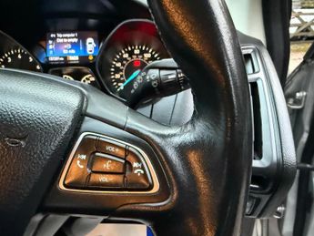 Ford Focus 1.6 Zetec Hatchback 5dr Petrol Powershift Euro 5 (125 ps)