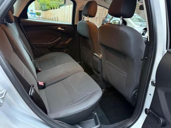 Ford Focus 1.6 Zetec Hatchback 5dr Petrol Powershift Euro 5 (125 ps)