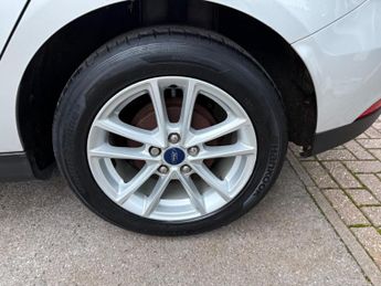 Ford Focus 1.6 Zetec Hatchback 5dr Petrol Powershift Euro 5 (125 ps)