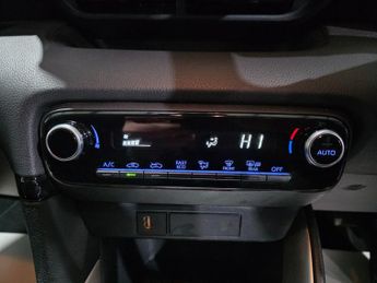 Toyota Yaris 1.5 VVT-h Design E-CVT Euro 6 (s/s) 5dr
