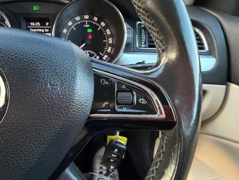 Skoda Superb 2.0 TDI Elegance DSG 4WD Euro 5 (s/s) 5dr