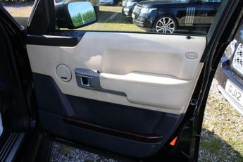 Land Rover Range Rover 3.0 Td6 Vogue Station Wagon Auto 4WD 5dr