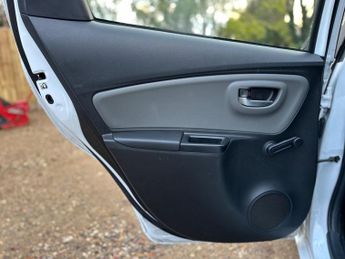 Toyota Yaris 1.5 VVT-h Icon Tech E-CVT Euro 6 (s/s) 5dr