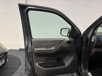 Nissan Navara 2.5 dCi Tekna Auto 4WD Euro 4 4dr