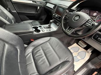 Volkswagen Touareg 3.0 TDI V6 BlueMotion Tech R-Line Tiptronic 4WD Euro 6 (s/s) 5dr