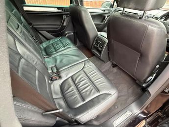 Volkswagen Touareg 3.0 TDI V6 BlueMotion Tech R-Line Tiptronic 4WD Euro 6 (s/s) 5dr