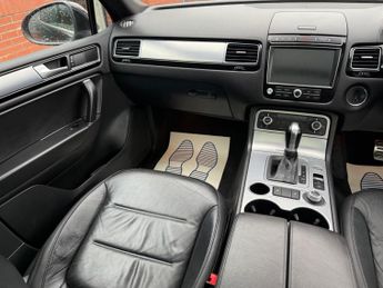 Volkswagen Touareg 3.0 TDI V6 BlueMotion Tech R-Line Tiptronic 4WD Euro 6 (s/s) 5dr