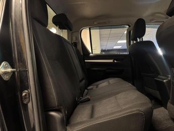 Toyota Hilux 2.8 D-4D Invincible Auto 4WD Euro 6 (s/s) 4dr