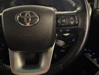 Toyota Hilux 2.8 D-4D Invincible Auto 4WD Euro 6 (s/s) 4dr