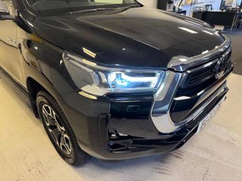 Toyota Hilux 2.8 D-4D Invincible Auto 4WD Euro 6 (s/s) 4dr