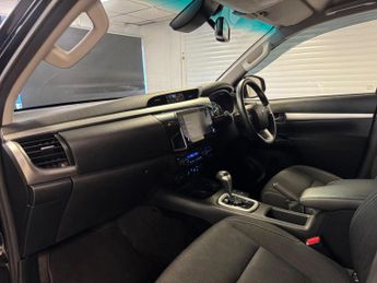 Toyota Hilux 2.8 D-4D Invincible Auto 4WD Euro 6 (s/s) 4dr