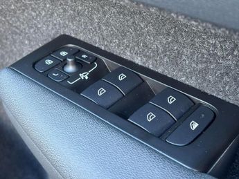 Volvo XC40 1.5 T3 R-Design Auto Euro 6 (s/s) 5dr