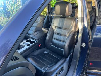 Volkswagen Touareg 3.0 TDI V6 BlueMotion Tech R-Line Tiptronic 4WD Euro 5 (s/s) 5dr