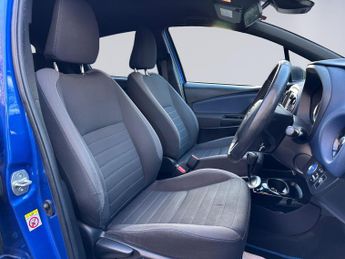 Toyota Yaris 1.5 VVT-h Blue Bi-Tone E-CVT Euro 6 (s/s) 5dr