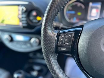 Toyota Yaris 1.5 VVT-h Blue Bi-Tone E-CVT Euro 6 (s/s) 5dr