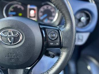 Toyota Yaris 1.5 VVT-h Blue Bi-Tone E-CVT Euro 6 (s/s) 5dr