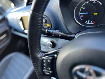 Toyota Yaris 1.5 VVT-h Blue Bi-Tone E-CVT Euro 6 (s/s) 5dr