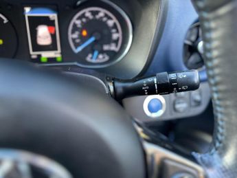 Toyota Yaris 1.5 VVT-h Blue Bi-Tone E-CVT Euro 6 (s/s) 5dr