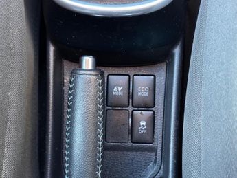 Toyota Yaris 1.5 VVT-h Blue Bi-Tone E-CVT Euro 6 (s/s) 5dr