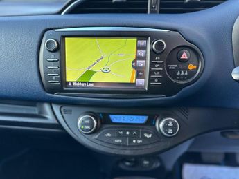 Toyota Yaris 1.5 VVT-h Blue Bi-Tone E-CVT Euro 6 (s/s) 5dr
