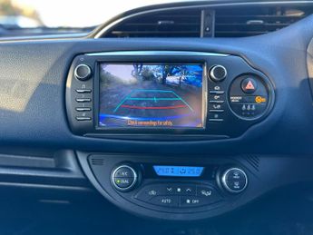 Toyota Yaris 1.5 VVT-h Blue Bi-Tone E-CVT Euro 6 (s/s) 5dr
