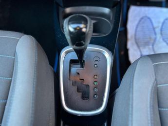 Toyota Yaris 1.5 VVT-h Blue Bi-Tone E-CVT Euro 6 (s/s) 5dr