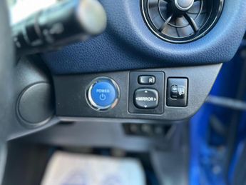 Toyota Yaris 1.5 VVT-h Blue Bi-Tone E-CVT Euro 6 (s/s) 5dr