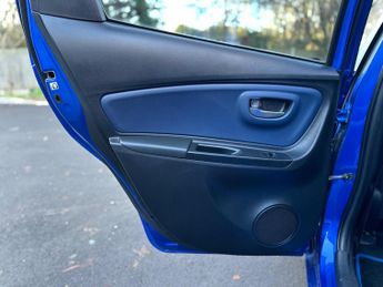 Toyota Yaris 1.5 VVT-h Blue Bi-Tone E-CVT Euro 6 (s/s) 5dr