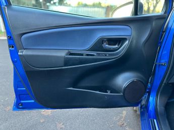 Toyota Yaris 1.5 VVT-h Blue Bi-Tone E-CVT Euro 6 (s/s) 5dr