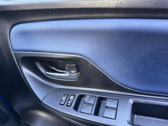 Toyota Yaris 1.5 VVT-h Blue Bi-Tone E-CVT Euro 6 (s/s) 5dr