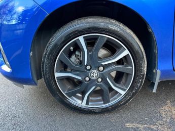 Toyota Yaris 1.5 VVT-h Blue Bi-Tone E-CVT Euro 6 (s/s) 5dr