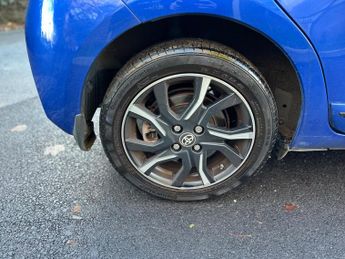 Toyota Yaris 1.5 VVT-h Blue Bi-Tone E-CVT Euro 6 (s/s) 5dr
