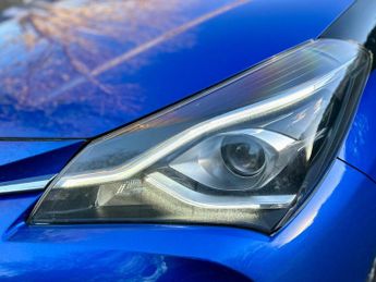 Toyota Yaris 1.5 VVT-h Blue Bi-Tone E-CVT Euro 6 (s/s) 5dr