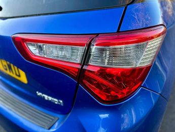 Toyota Yaris 1.5 VVT-h Blue Bi-Tone E-CVT Euro 6 (s/s) 5dr
