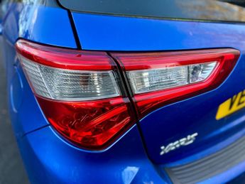 Toyota Yaris 1.5 VVT-h Blue Bi-Tone E-CVT Euro 6 (s/s) 5dr