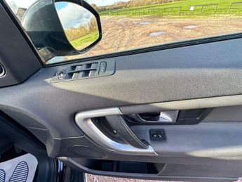 Land Rover Discovery Sport 2.0 TD4 HSE Black Auto 4WD Euro 6 (s/s) 5dr