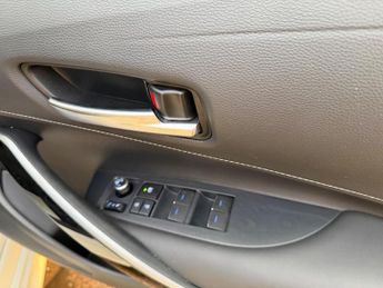 Toyota Corolla 1.8 VVT-h Design CVT Euro 6 (s/s) 5dr