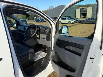 Vauxhall Vivaro 2.0 Turbo D 3100 Dynamic Auto L1 H1 Euro 6 (s/s) 6dr