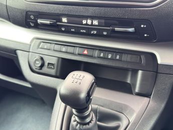 Toyota PROACE Verso 1.5D Shuttle Medium MPV MWB Euro 6 (s/s) 5dr (9 Seat)