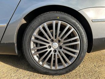 Volkswagen Passat 3.2 FSI V6 SEL DSG 4Motion Euro 4 5dr