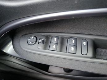 Fiat 600 1.2 MHEV SUV 5dr Petrol Hybrid e-DCT Euro 6 (s/s) (136 ps)