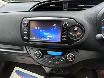 Toyota Yaris 1.5 VVT-h Y20 Bi-tone E-CVT Euro 6 (s/s) 5dr