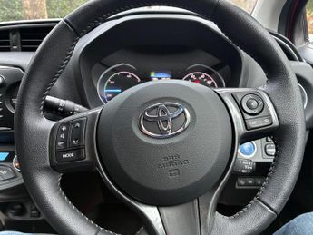 Toyota Yaris 1.5 VVT-h Y20 Bi-tone E-CVT Euro 6 (s/s) 5dr