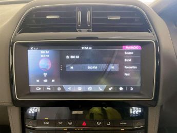 Jaguar F-PACE 2.0 D180 Portfolio SUV 5dr Diesel Auto AWD Euro 6 (s/s) (180 ps)