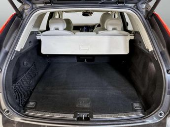 Volvo XC60 2.0h T6 Recharge 11.6kWh Inscription Expression SUV 5dr Petrol P